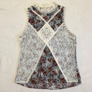 Entro lace detail top